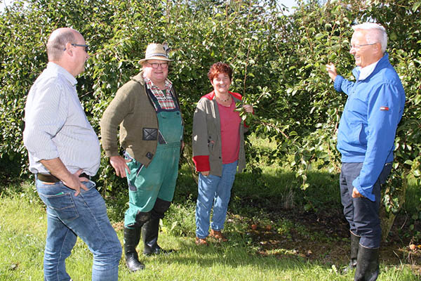 Von links: Thomas Ecker, Untere Landwirtschaftsbehrde, Frank Nickenig, Brbel Birkenbeil und der 1. Kreisbeigeordnete Achim Hallerbach. Foto: pr
