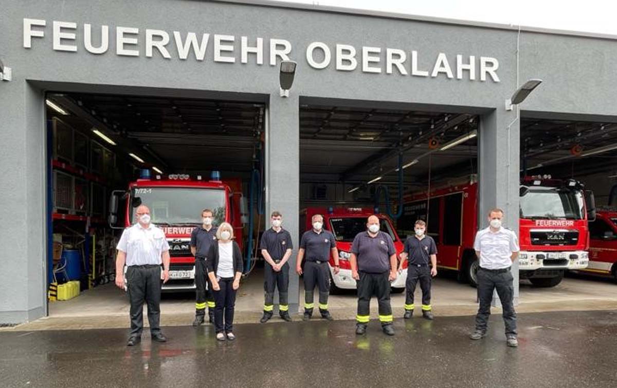 Nach der Impfaktion bedankte sich die Wehrleitung bei Birgit Albers (3.v.l.) und beim Team um Andr Wollny (2.v.r.). (Fotos: kk)
