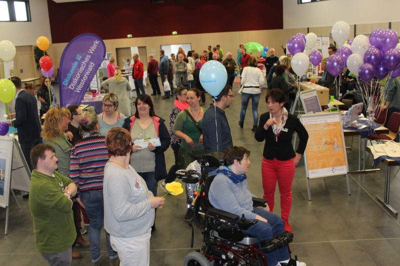 Reges Treiben herrschte beim Inklusionstag in der Montabaurer Stadthalle. Rechts deutlich an den lilafarbenen und weien Luftballons zu erkennen: der Stand der Stiftung Scheuern. Foto: privat