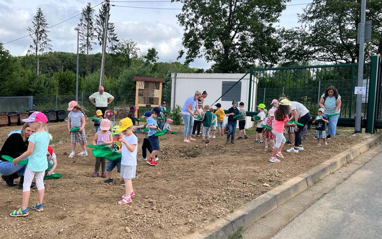 Die Einweihung des Insektenhotels bernahmen die Kinder der katholischen Kindertagessttte "Heilige Familie" in Nauroth. (Foto: AWB)