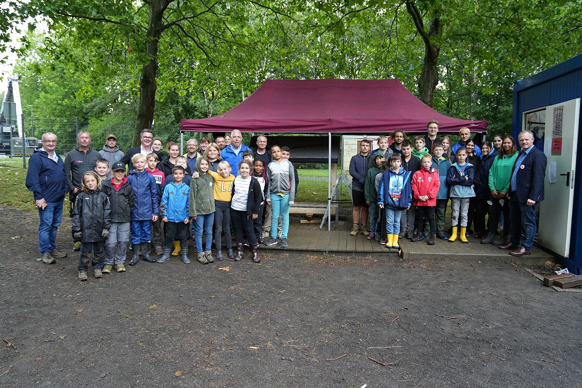 ber das gemeinsame Projekt zwischen KiJub und Kreishandwerkerschaft freuen sich nicht nur die Jngsten, die auf dem Bauspielplatz mitgebaut haben, sondern alle Beteiligten. (Fotos: Stadt Neuwied/Schneberg)