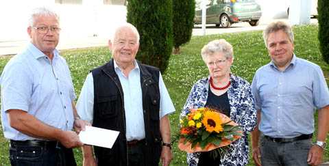 Neuer Aufsichtsratsvorsitzender der IPS Etzbach ist Ulf Langenbach (rechts). Weiter im Bild von links: IPS-Geschftsfhrer Edgar Peters, Wolf-Dieter und Helga Stuhlmann. Foto: pr