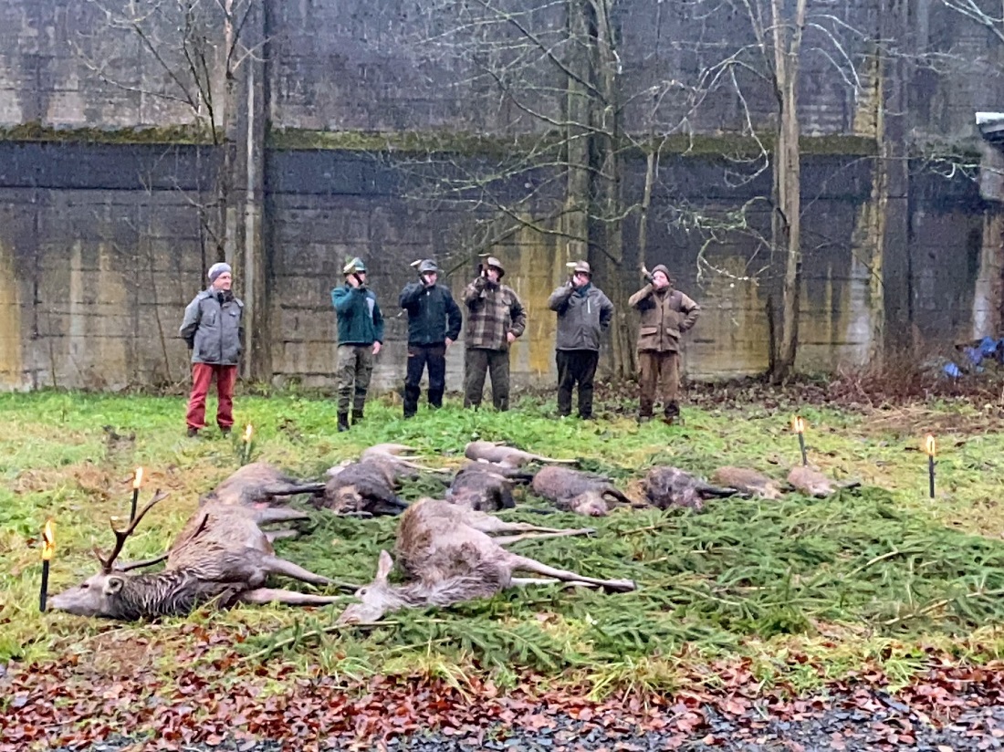 V.l.: Erster Stadtbeigeordneter Gerd Frink, Revierleiter Steffen Koch und weitere Jagdhornblser (Foto: Andreas Leidig)