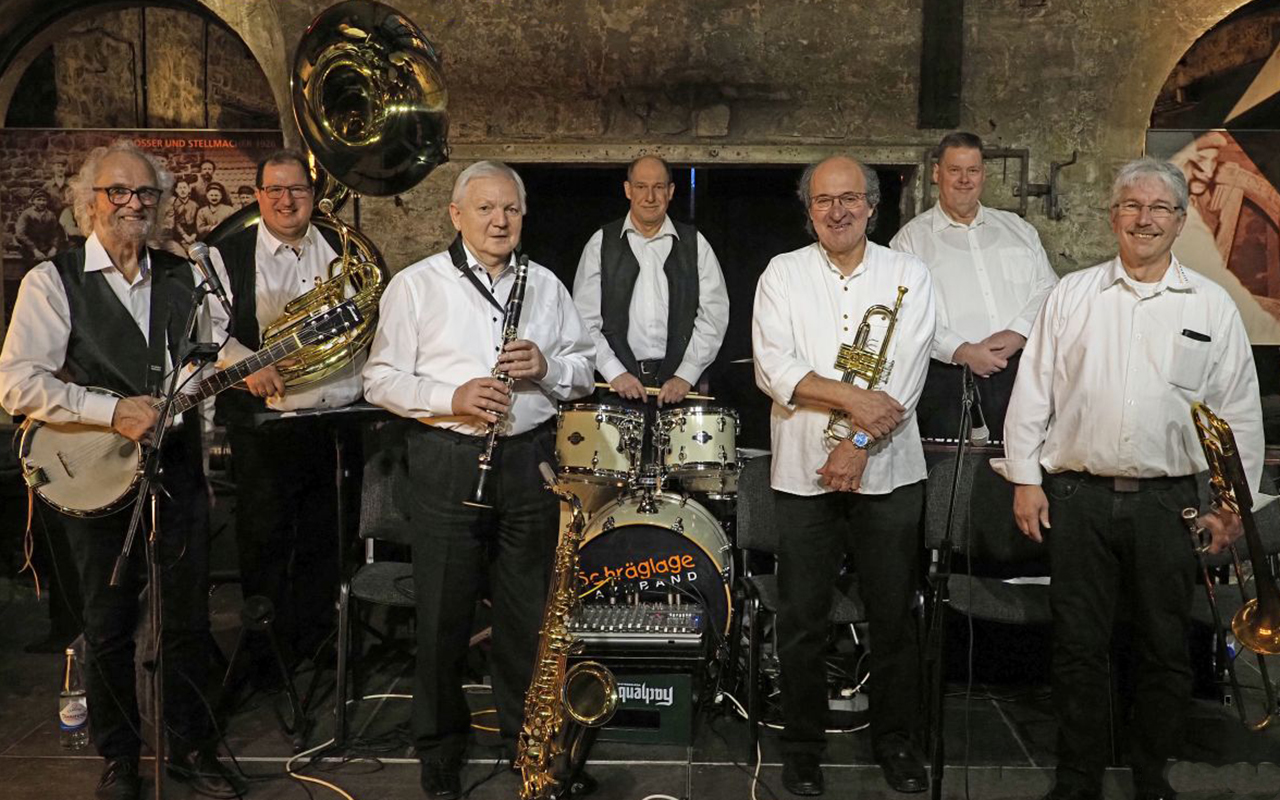 Die Band "Schrglage" macht Stimmung bei der 600 Jahr-Feier Marienthal. (Foto: Schrglage/VG Hamm)