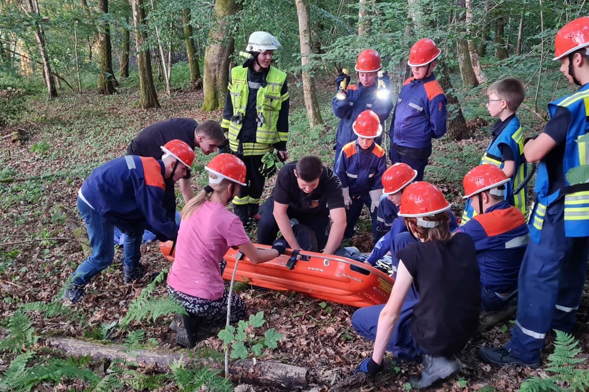 "Berufsfeuerwehrtag" ein Highlight - Jugendwehr Altenkirchen 24 Stunden im "Dienst"
