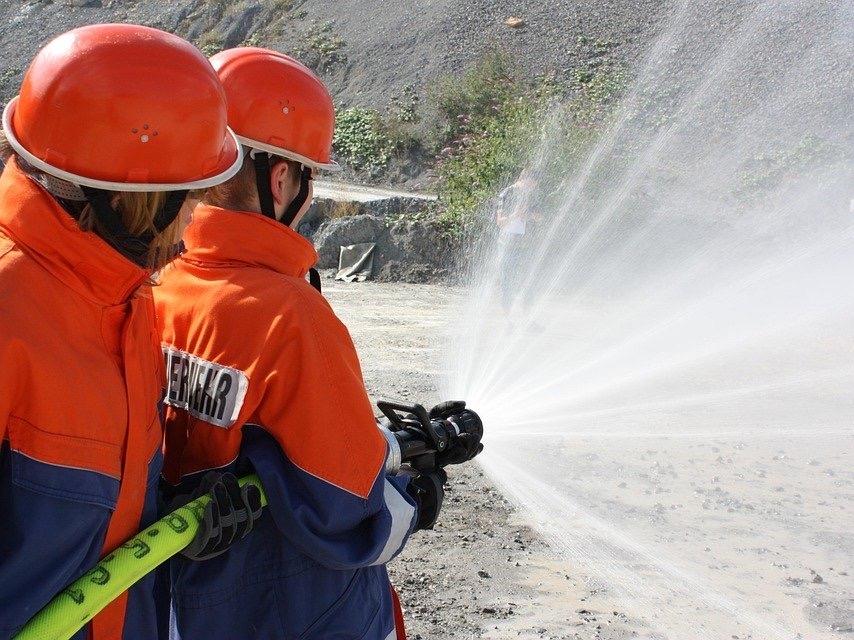 Was die Mdels und Jungs bei der Jugendfeuerwehr erwartet, ist ein  abwechslungsreiches und spannendes Hobby bei dem Freundschaft und Respekt  grogeschrieben werden. (Foto: Symbolfoto)