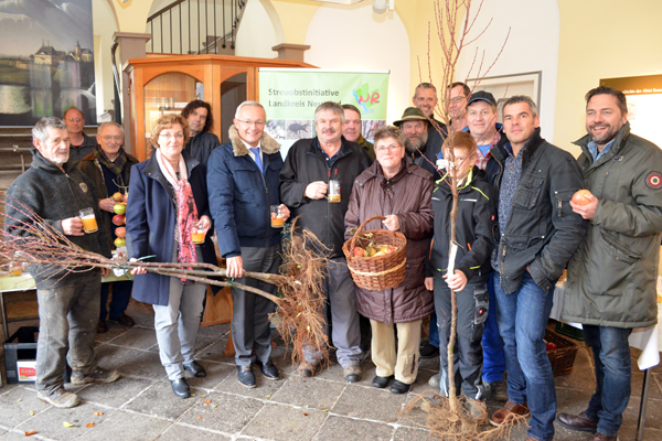 Der Frderverein der Abtei Rommersdorf engagiert sich um die Wiederansiedlung des "Mautapfels" auf den Streuobstwiesen, die traditionell das Landschaftsbild in der Region prgen. Foto: Privat