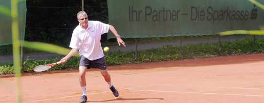 Werner Mller machte es in seinem Match gegen Horst Bamberg spannend. Nach 5:7 und 6:4 fiel die Entscheidung erst im Champions Tie Break den der Steimeler mit 10:7 zu seinen Gunsten entschied. Fotos: Dietrich Rockenfeller