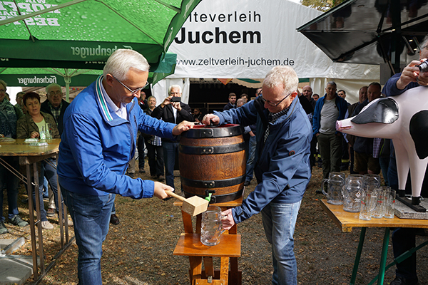 Mit dem traditionellen Fassanstich durch Landrat Hallerbach wurde der Kartoffelmarkt 2018 erffnet. Fotos: LJS
