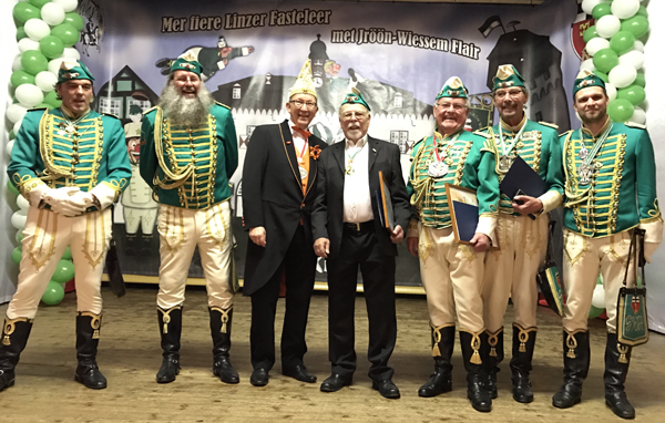 Bezirksvorsitzender der Rheinische Karnevals-Korporationen e.V. (RKK) Erwin Rddel (Bildmitte) mit Hans-Georg Kamp (Dritter von rechts), Walter Klein (Vierter von rechts) und Gerd Hoppen (Zweiter von rechts). Foto: Privat