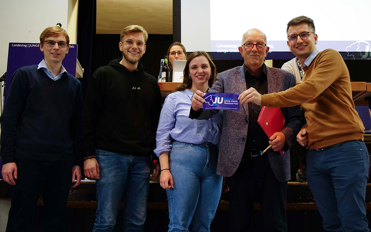 Von links: Robert Fischbach (Kreisvorsitzender der JU im Westerwaldkreis), Justus Brhl (Bezirksvorsitzender der JU Koblenz-Montabaur), Helena Peters (Kreisvorsitzende der JU im Kreis Altenkirchen), Michael Wschenbach MdL und Jens Mnster (Landesvorsitzender der JU Rheinland-Pfalz). (Foto: JU Kreis Altenkirchen)