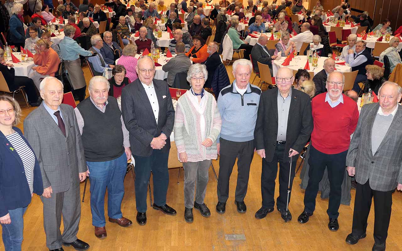 Vorne von links: Tanja Krnert (Bezirksvorsitzende), Horst Psler (70 Jahre), Gerhard Knie (65), Heinrich Killet (65), Gisela Dittmer (60), Jrgen Vogel (65), Gnter Mller (75), Hans Schneider (65) und Artur Fuchs (65). (Foto: Verdi Siegen)