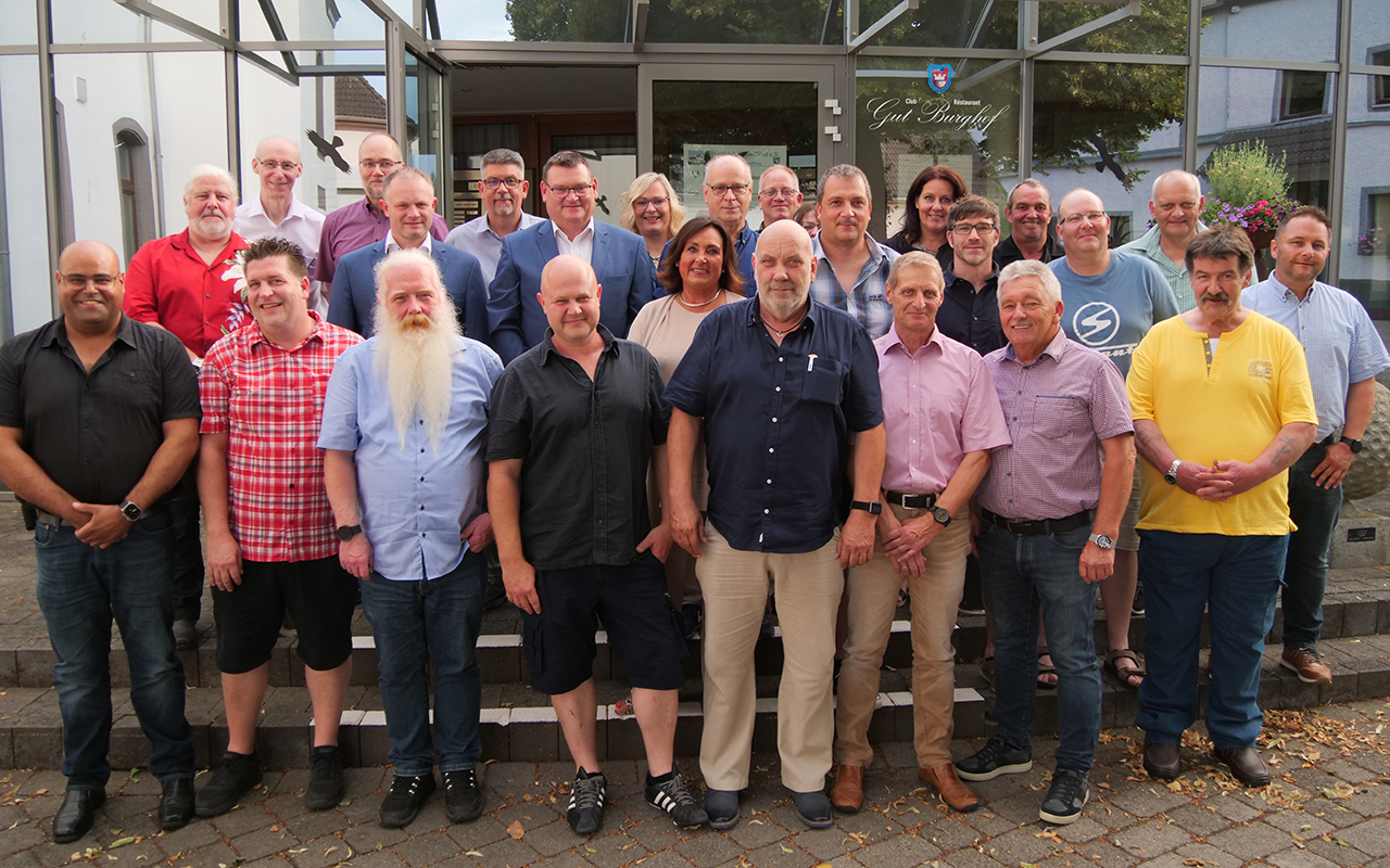 Bei der Jubilarfeier wurden 21 Jubilare und Rentner geehrt. Stefan Herschbach, Geschftsfhrer der SWN und Oberbrgermeister Jan Einig bedankten sich fr ihr jahrelanges Engagement. (Foto: Dennis Steinhardt/SWN)
