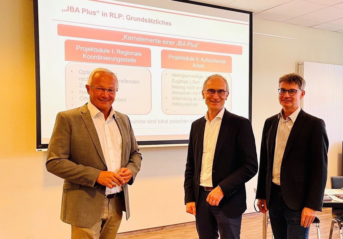 Von links: Landrat Achim Hallerbach, Jobcenterchef Theo Kreyer und Kreis-Jugendamtsleiter Jrgen Ulrich wollen mit der Einrichtung der Koordinierungsstelle Jugendberufsagentur Plus die Zusammenarbeit ihrer Huser noch weiter verbessern.  (Foto: privat)