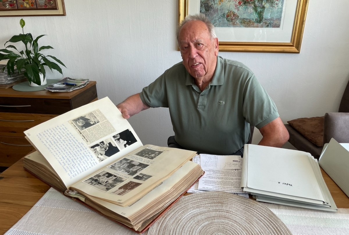 Heimatkundler Erhard Bhmer zieht fr seine Recherchen die von Walter Hombach in den 1970er Jahren handgeschriebene Kirchenchronik zu Rate. (Fotos: KathaBe) 