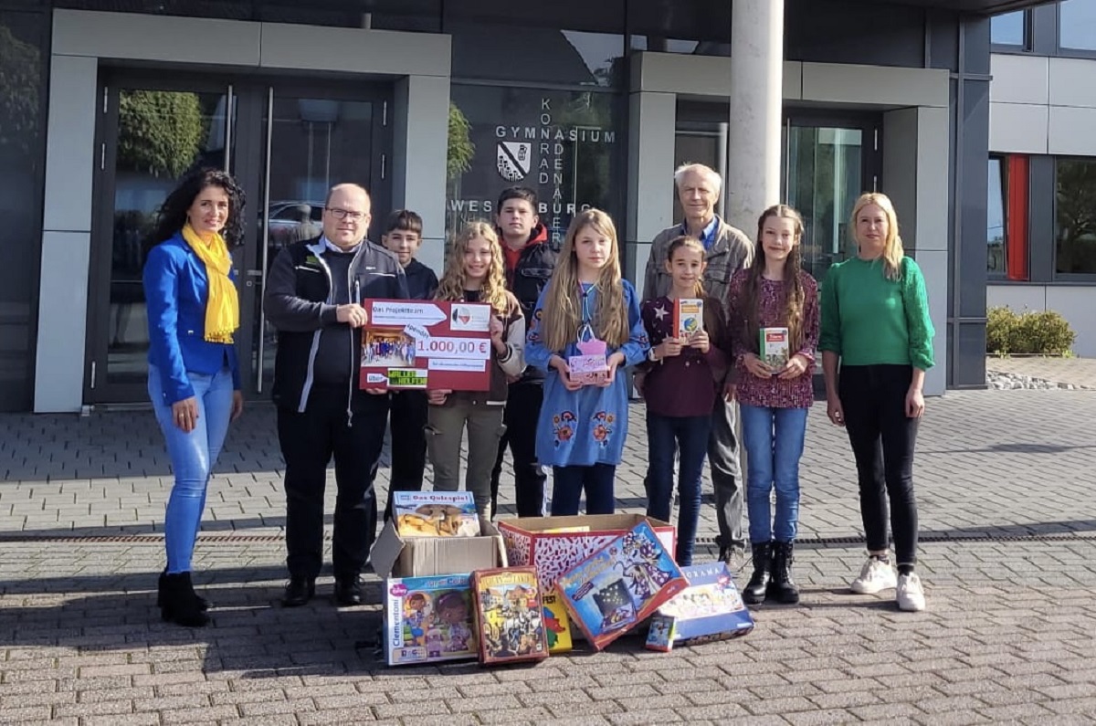 Mit dem Erls aus Altertmchen und Raritten bereitet dieProjektgruppe am KAG Westerburg ukrainischen Mitmenschen im Westerwald eine Freude. (Foto: Eva Radermacher)