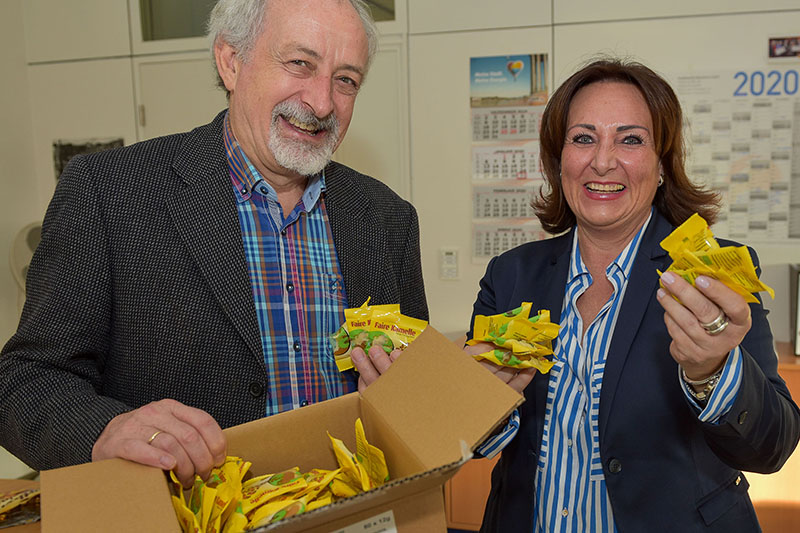 Andrea Haupt und Wolfgang Rahn prsentieren die fairen Kamelle. Foto: pr