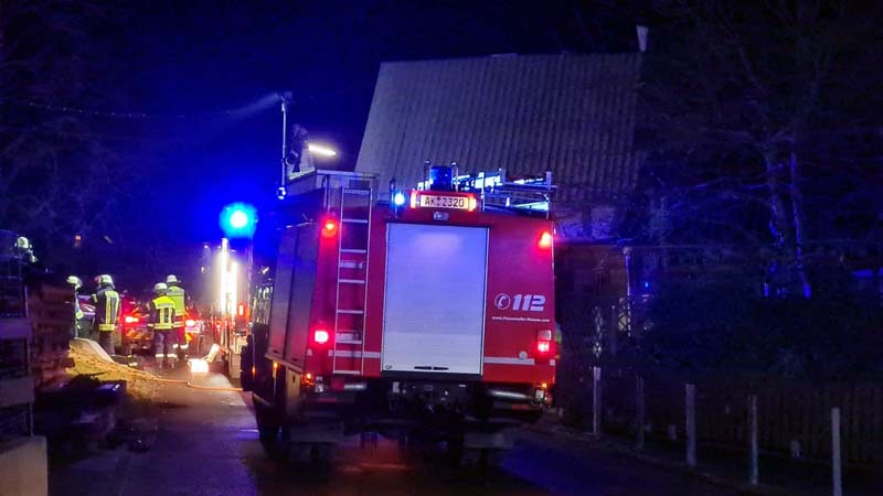 Die Einsatzkrfte rckten zum Kaminbrand in Birkenbeul aus. (Fotos: kk)