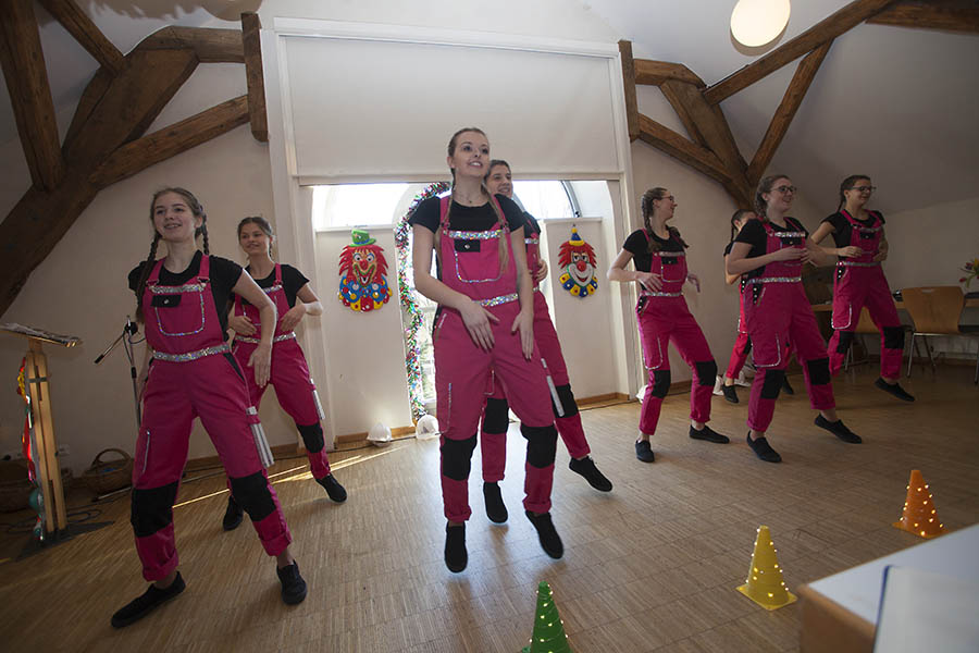 Die Juniorengarde aus Kleinmaischeid unterhielt mit ihrem Showtanz vom Bau. Fotos: Wolfgang Tischler