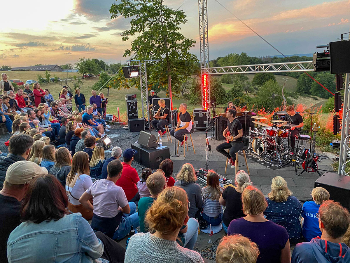 "Alle Jlser huh" beim Kasalla-Konzert am Kunsthaus Wldchen in Forst