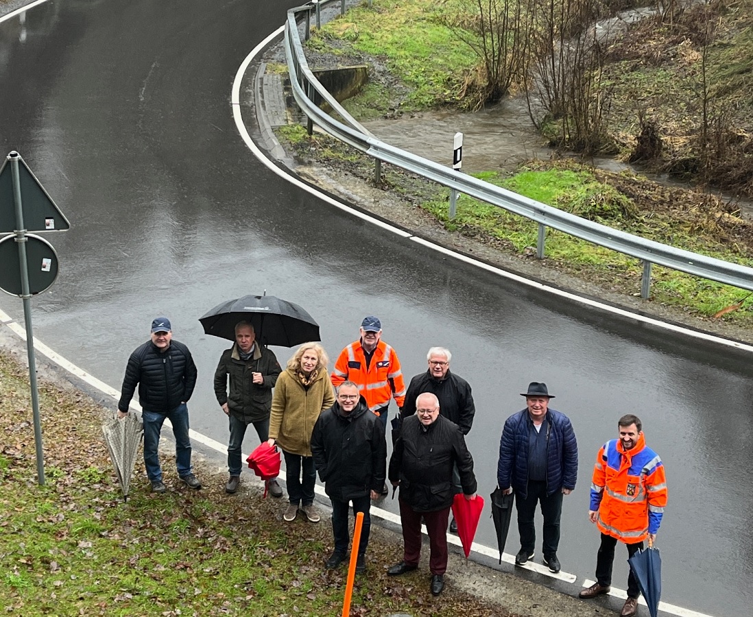 Die Vertreter von Kreis, Verbandsgemeinde und LBM berzeugten sich beim Ortstermin vom gelungenen Ausbau der K 74 in Katzwinkel. (Foto: Kreisverwaltung/Thorsten Stahl)
