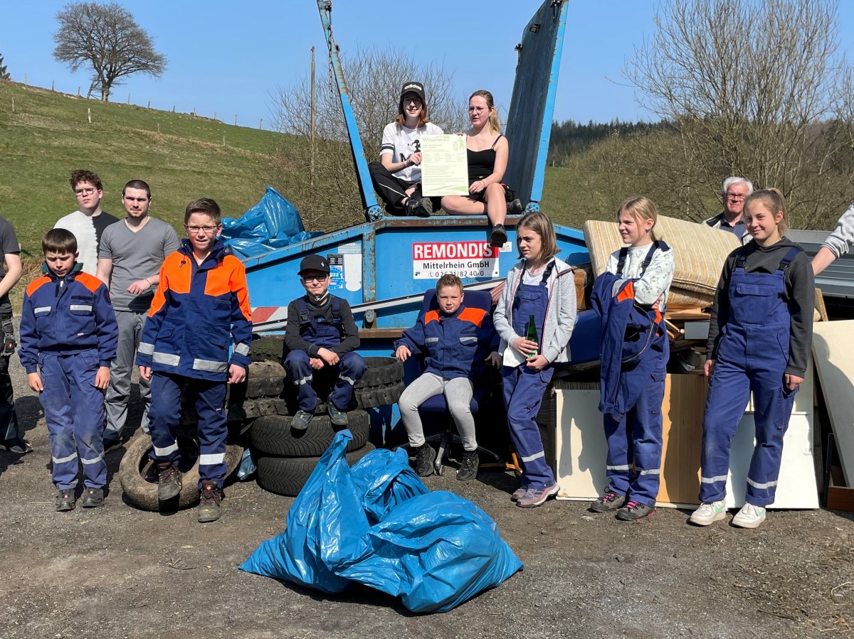 Rund 45 Teilnehmer, darunter viele Jugendliche und Kinder sammelten whrend der Mllsammel-Aktion fr eine saubere Umwelt in der Ortsgemeinde Katzwinkel. (Foto: KathaBe/Ortsvereine)
