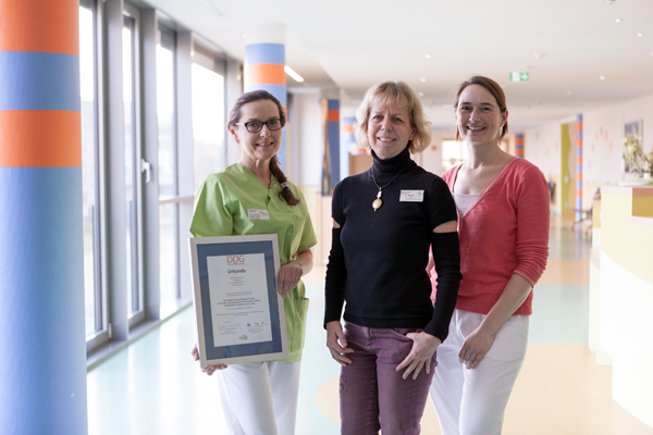 Freuen sich ber die Rezertifizierung: Oberrztin Renate Meyer (Mitte) mit Stationsleiterin Daniela Kondic (links mit Zertifikat) und Assistenzrztin Dr. Julia Grnewald. Foto: Privat