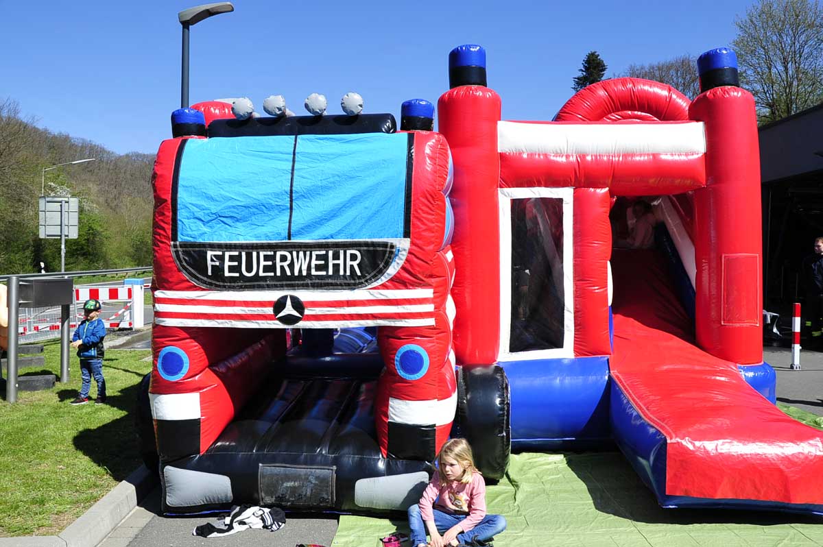 Feuerwehrauto zum Hpfen: Beim ersten Kinderfest des Lschzuges Oberlahr war einiges geboten. 