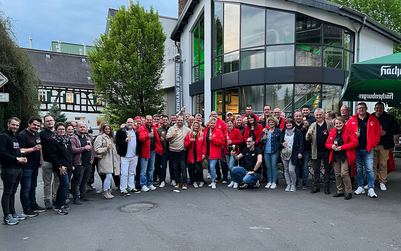 Wenn Traditionen aufeinandertreffen: Die Wissener Karnevalsgesellschaft 1856 mit dem geschftsfhrenden Gesellschafter der Westerwaldbrauerei Jens Geimer und Team. (Foto: KG Wissen)
