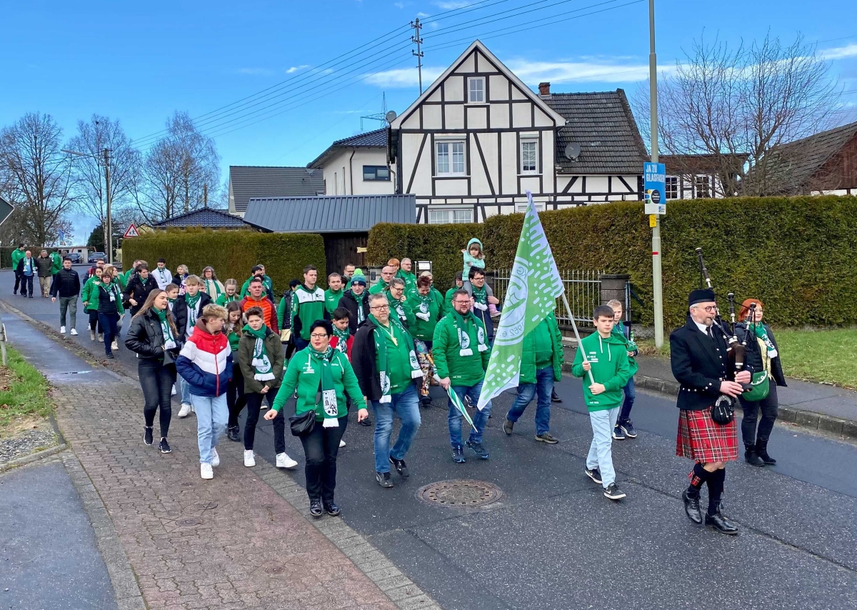 "Fidele Jongen" Pracht feierten Gottesdienst und Frhschoppen mit Dudelsackmusik