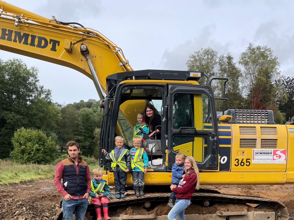 Die Kinder als auch die Fachkrfte durften auch mit den Maschinen fahren. (Foto: Kita)