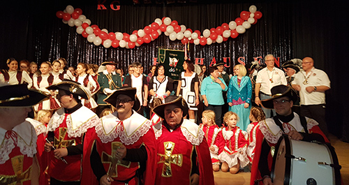 Der Spielmannzug Obersteinebach begleitete die aktiven Gruppen der KG Horhausen whrend der Sessionserffnungssitzung im KDH zur Bhne. Rechts: Sitzungsprsident Michael Grobler. Fotos: Rolf Schmidt-Markoski