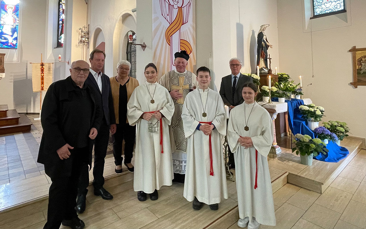 Auf der Stirnseite des rechten Seitenschiffs hatte der Schwelbrand gewtet. Jetzt erstrahlt die Kirche in neuem Glanz. Von links: Architekt Paul Alhuser, Andreas Wagner, Magdalene Solbach, Charlotte Berg, Pfarrer Martin Krten, Benedikt Stinner, Hubert Becher und Claire Schlechtriemen. (Fotos: KathaBe)