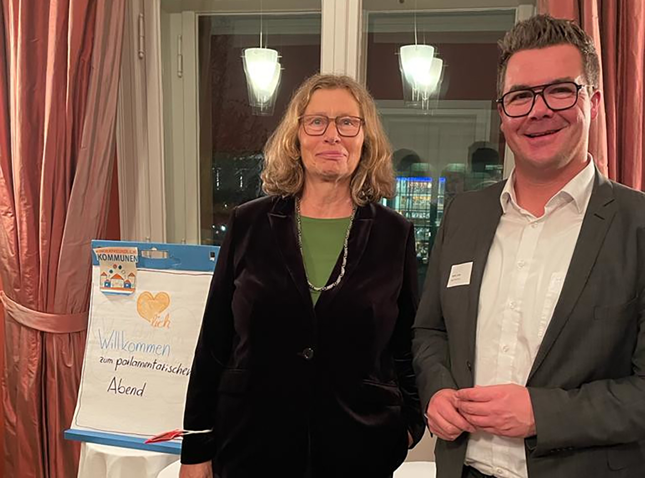 Brgermeister Peter Jung (rechts) traf in Berlin auch Anne Ltkes (links), Vorstandsvorsitzende des Vereins "Kinderfreundliche Kommune. (Foto: Stadt Neuwied)