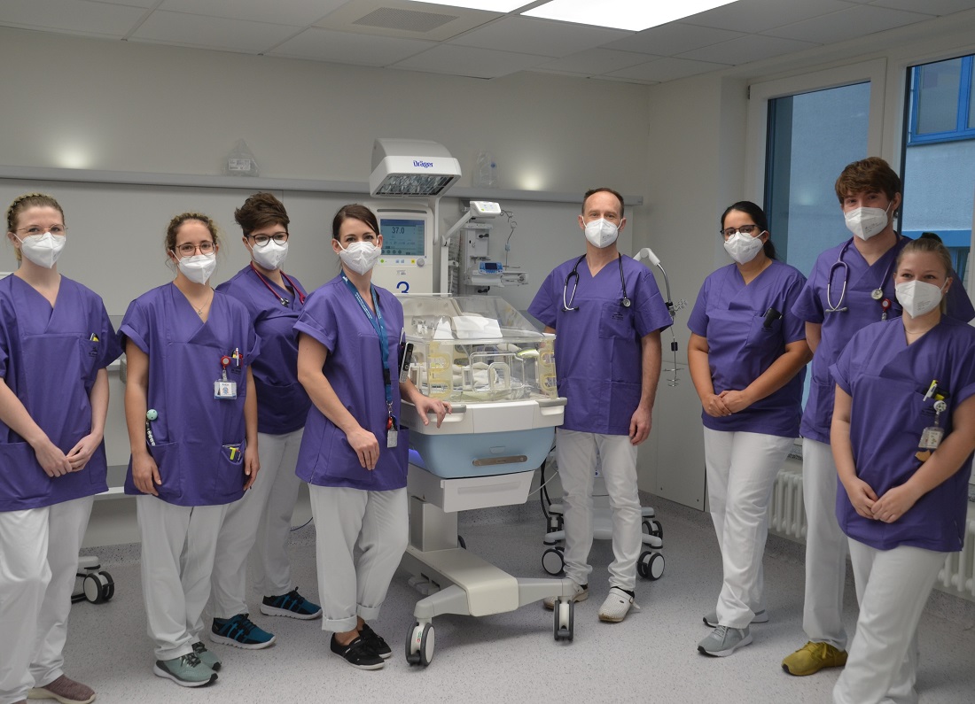 
Lila ist die Farbe der Frhgeborenen  daher trgt das Team der Klinik fr Kinder- und Jugendmedizin lila Kasaks. Im Bild mit dem neuen Chefarzt Dr. Jzsef Korcsik (vierter von rechts). (Fotoquelle: Krankenhausgesellschaft St.Vincenz mbH)