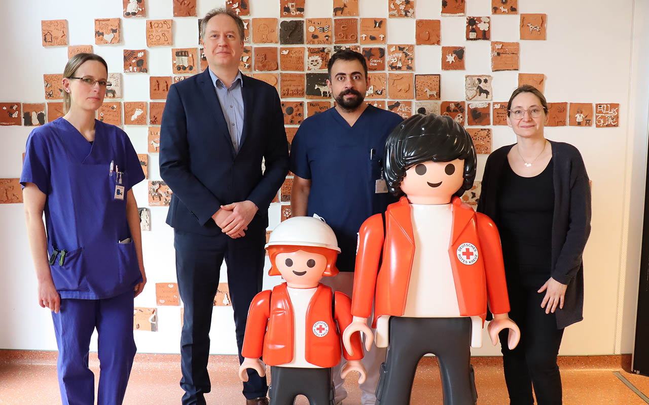 Geschftsfhrer Carsten Jochum (2.v.li.) freut sich, dass ab sofort Andrea Kessel (li.), Blanca Tro-Baumann und Feras Aldmour sein rzte-Team bereichern. (Foto: DRK Kinderklinik Siegen)