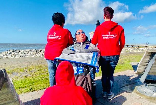 Einmal im Jahr finanziert der Oldie-Club Wolfgang und seinen Pflegekrften einen Urlaub an der Nordsee. Doch wie lange ist das noch mglich? Foto: Kinderklinik Siegen