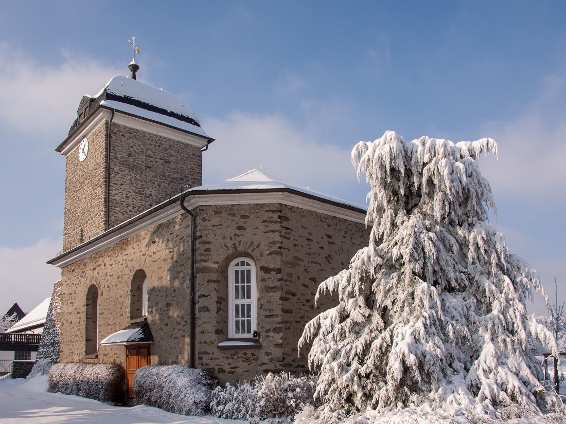 Die Evangelische Kirche Rabenscheid im Hohen Westerwald. (Foto: Eckhard Schmitt)