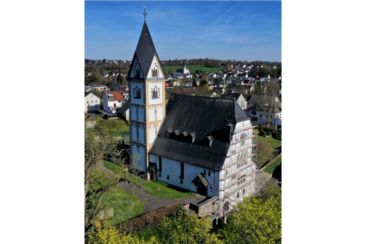 Ein Baugerst steht an der Westseite der evangelischen Kirche in Niederbieber, die zurzeit saniert wird. (Foto: Hans-Jrgen Engler)