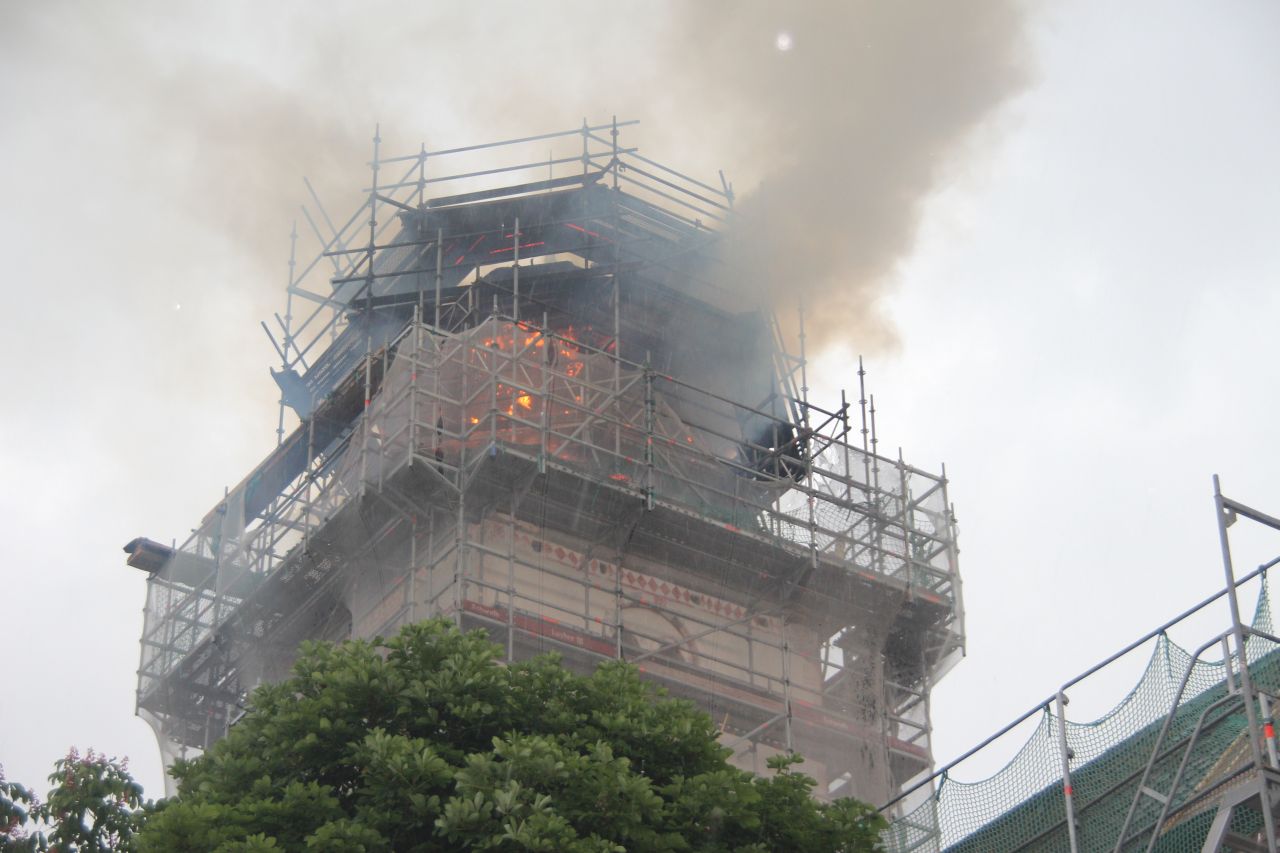 Mitte Mai hatte ein Brand am Turm der Evangelischen Kirche Nordhofen groen Schaden angerichtet. (Archivfoto: W. Rabsch)