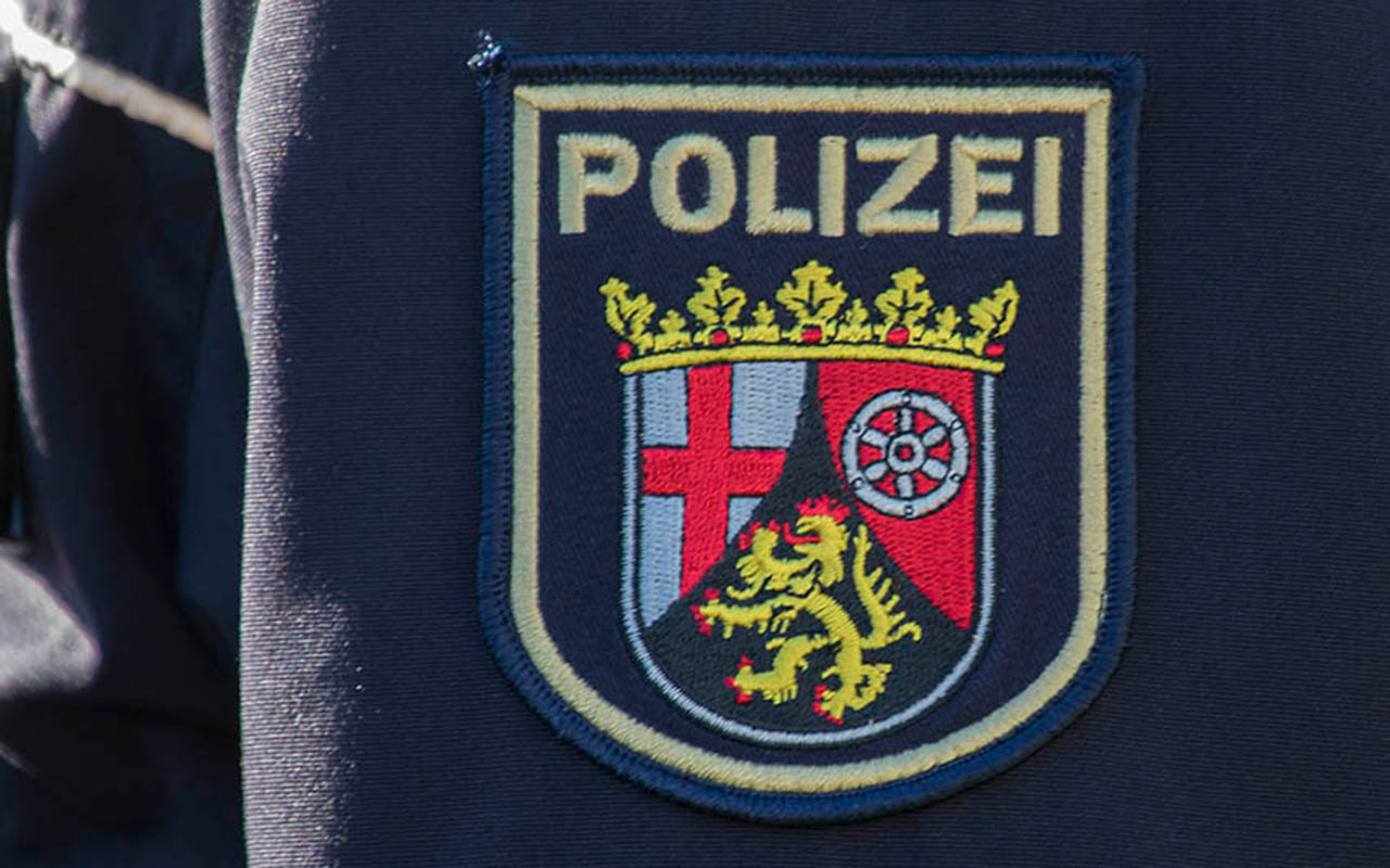 Erpel: Mann zeigt Polizeibeamten den Hitlergru