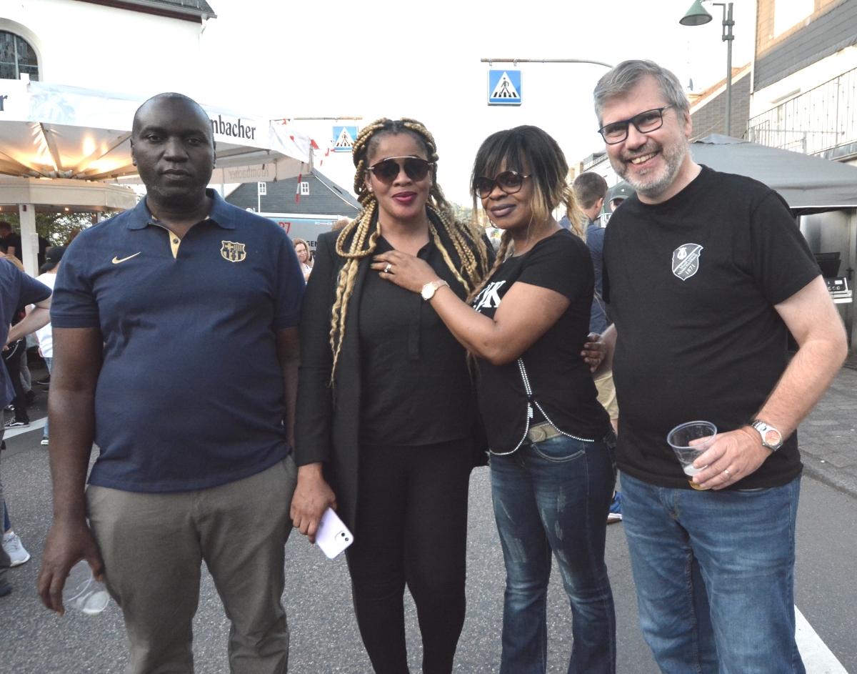 Bernd Becker und seine Ehefrau Laurence Becker-Sahi (beide rechts) und das Ehepaar Louis und Rachel Kalou. Foto: (tt)