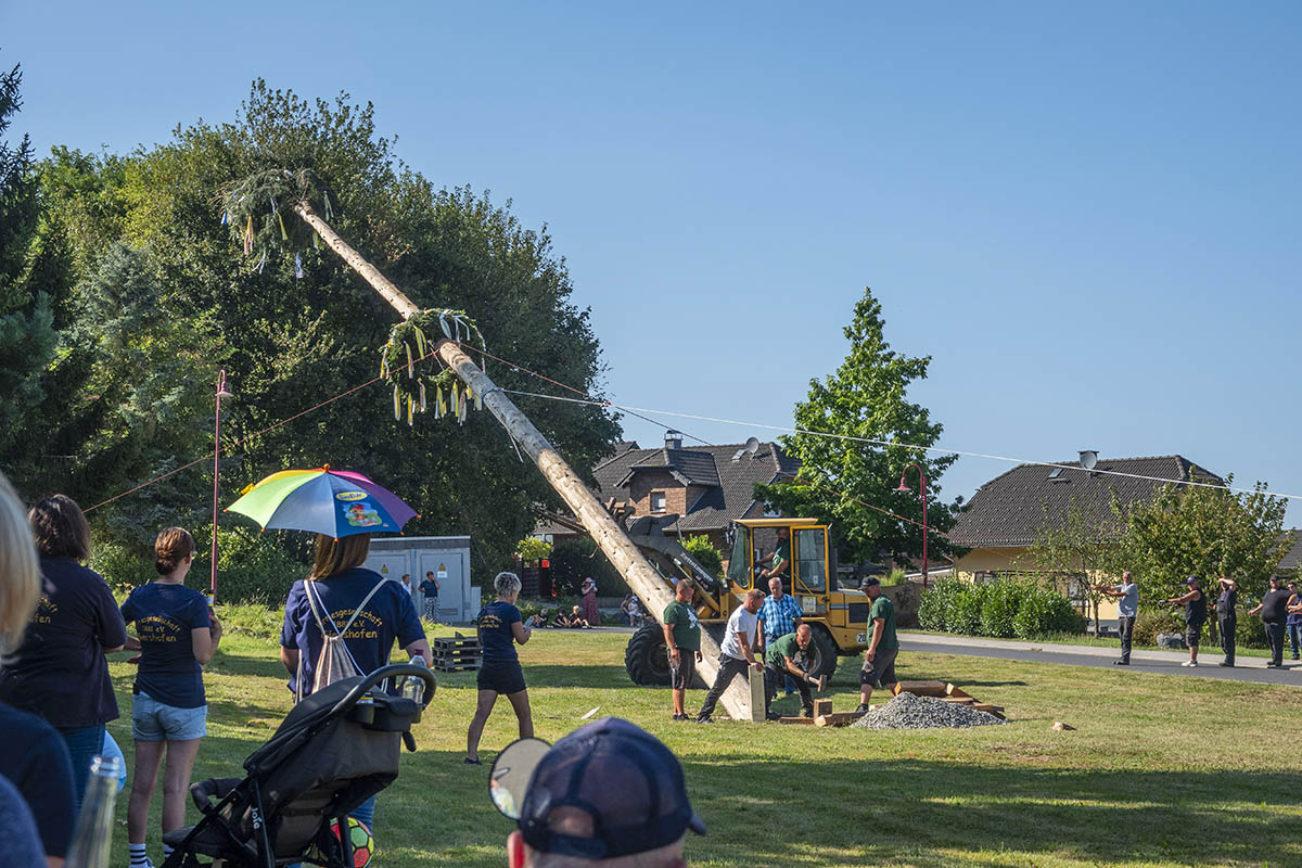 Der Baum steht, die Schwer Kirmes luft