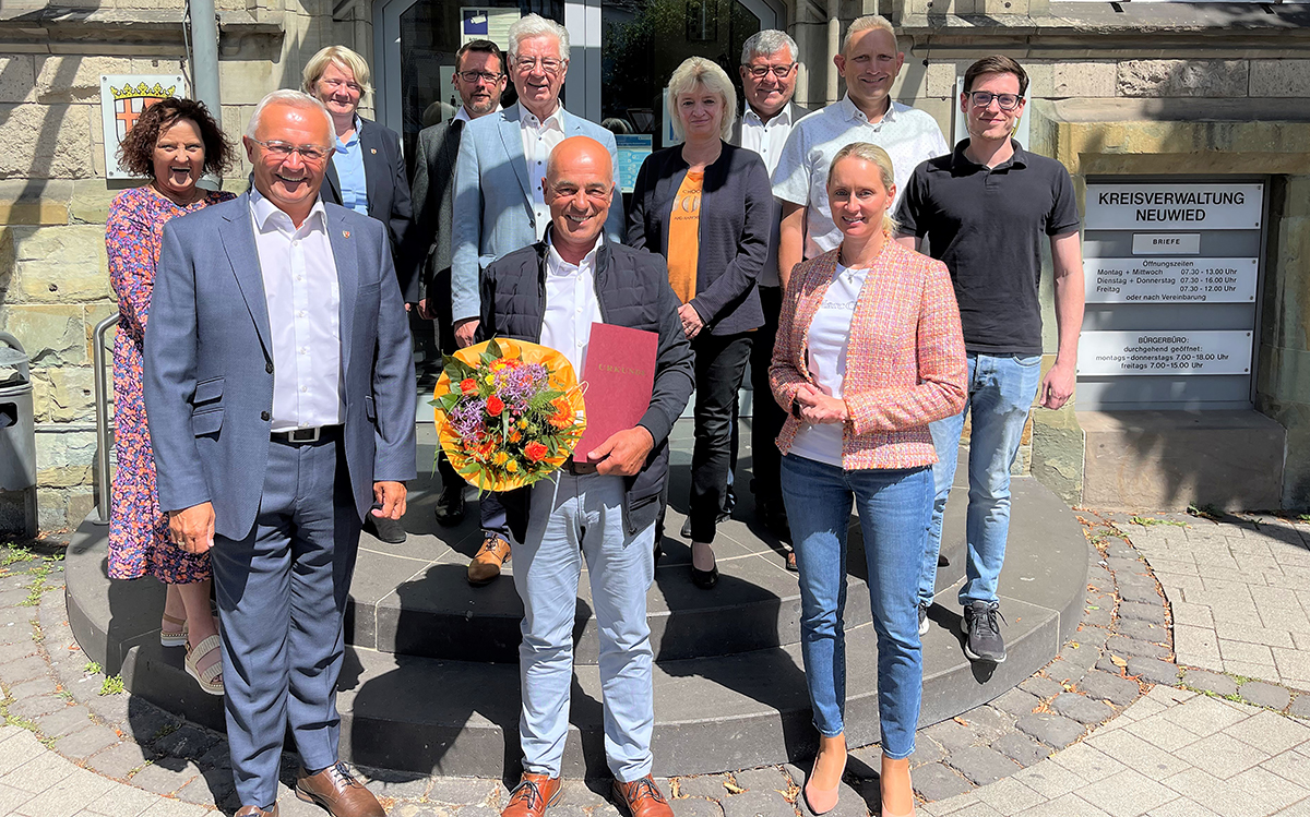 Landrat Achim Hallerbach (links) und die Verwaltungsmitarbeiter verabschiedeten Peter Krischer (Mitte) in den Ruhestand. (Foto: Kreisverwaltung Neuwied)