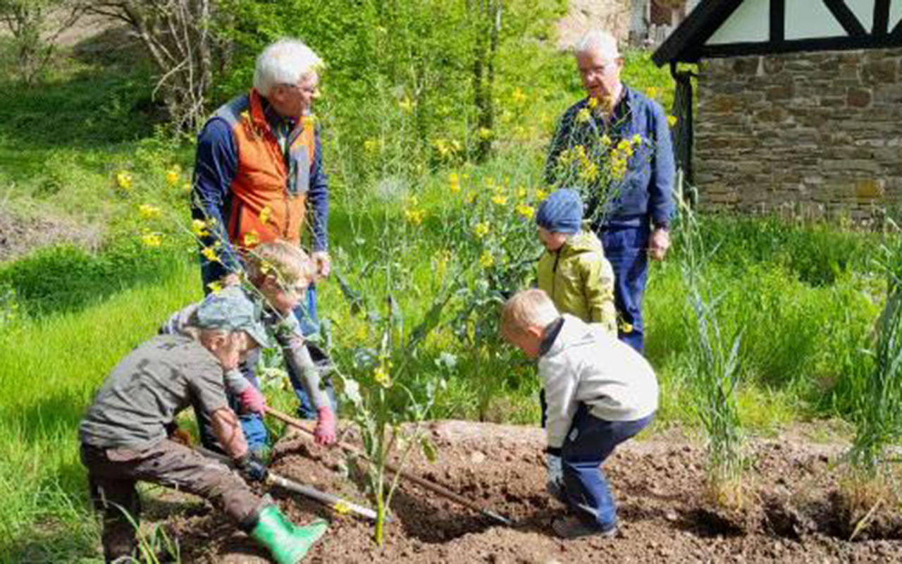 Die Kinder packten tatkrftig mit an. (Fotos: Melanie Schtz/Waldgruppe Wisserland)