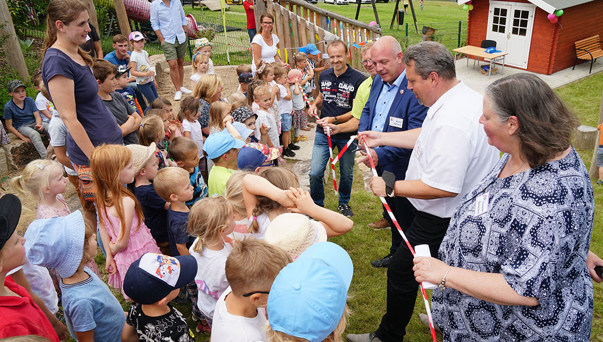 Nach der Einsegnung des Gelndes durch Pfarrvikar Ulrich Olzem wurde das Absperrband von Martin Buchholz, VG-Brgermeister Michael Christ, Susanne Bullwinkel, Vertretern der Firma Kramer und Jrgen Schumacher durchschnitten. (Fotos: Ortsgemeinde Windhagen)