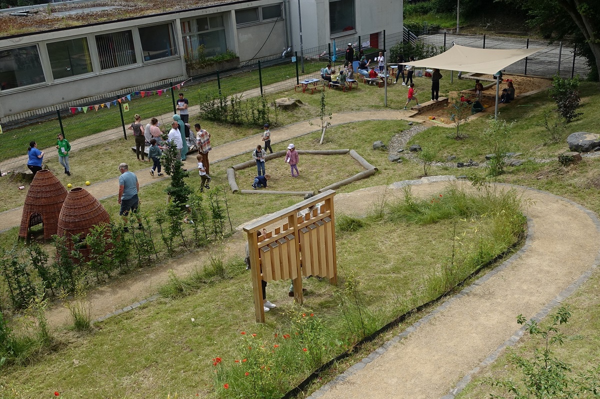 Auf dem neugestalteten Auergelnde der Kita Rommersdorf gab es fr Eltern und Kinder eine Menge zu entdecken. (Foto: Annika Gust)