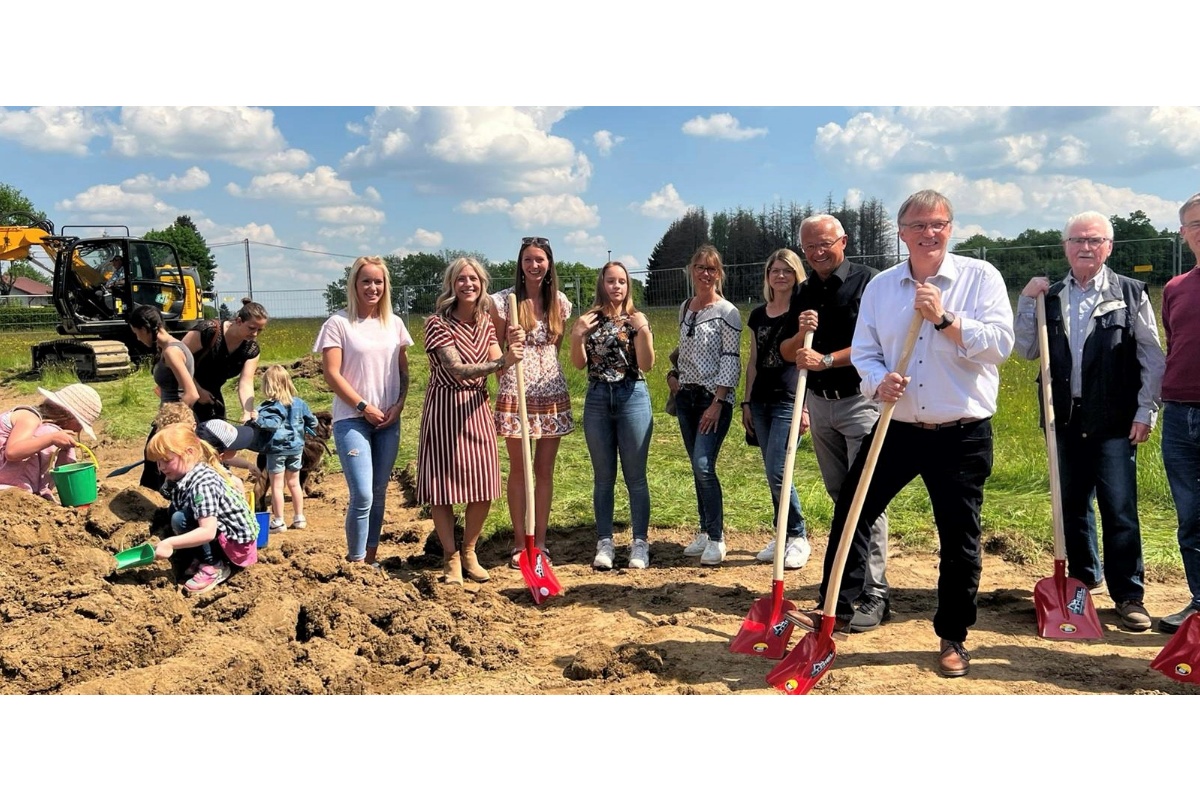 Kinder und Erzieherinnen setzten gemeinsam mit (v.l.) Landrat Achim Hallerbach, Ortsbrgermeister Franz-Peter Dahl und den Beigeordneten Werner Libske und Johannes Brings den symbolischen ersten Spatenstich fr den neuen Kindergarten Bullerb. (Foto: privat)