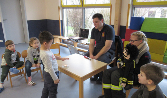 Wie stellt man eine Kerze richtig auf? Auch darum ging es bei der Brandschutzerziehung. (Foto: Privat) 