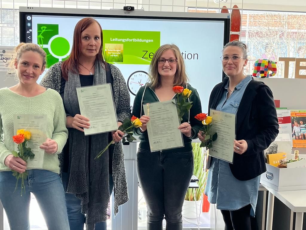 bergabe der Zertifikate an die Teilnehmerinnen nach erfolgreichem Abschluss ihrer Leitungsqualifizierung. Von links: Christine Lisku, Sabine Schreiner, Christina Krger, Marion Schweigert. Foto: VG Hamm